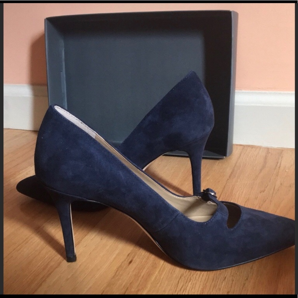 Navy heels pointed toe pumps